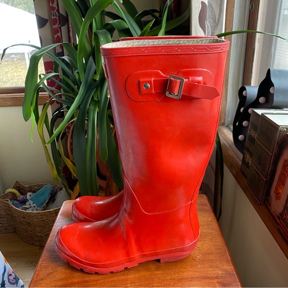 Hunter Tall Red Rain Boots with buckles - Picture 3 of 10